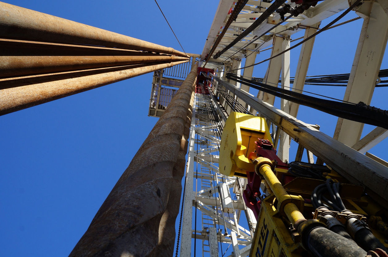 Fotografía de torre petrolera